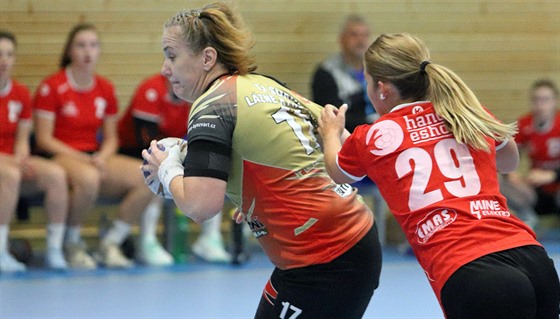 Adéla Pilmajerová (vlevo) z Kynžvartu se snaží uniknout Nikole Motejlové z...